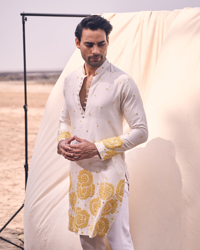 APPLIQUE FLORAL EMBROIDERY ON IVORY KURTA
