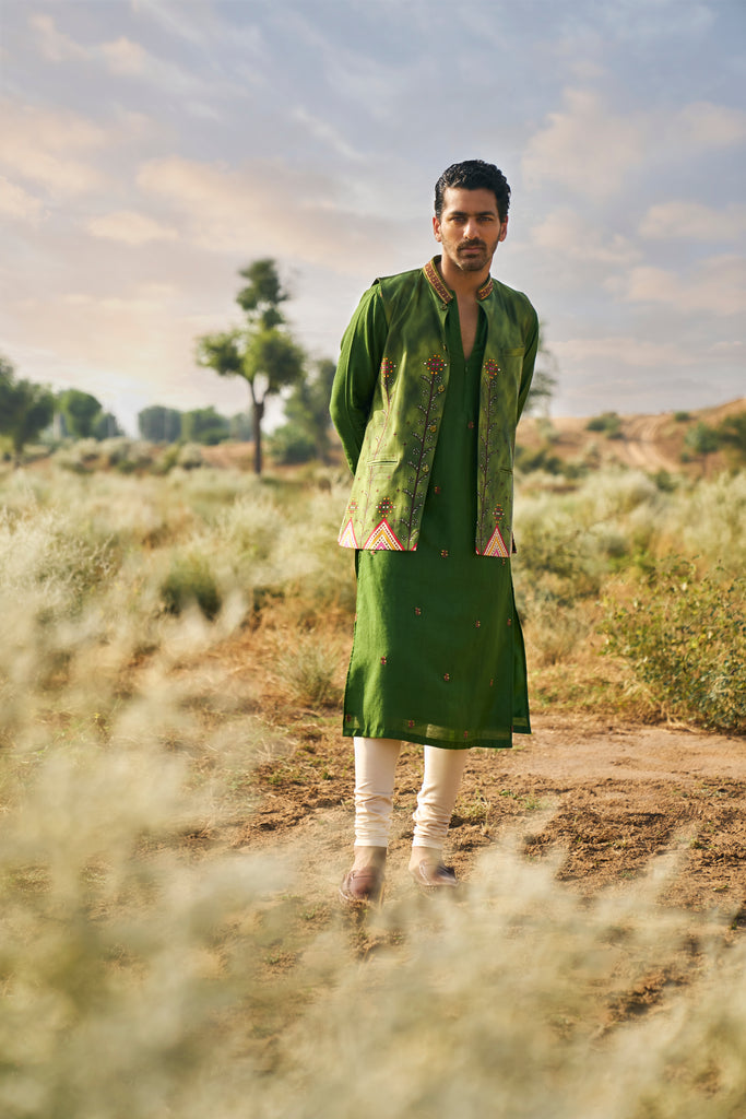 KACHA AAM KURTA PAIRED WITH PRINTED BUNDI JACKET PAIRED WITH CHURIDAR